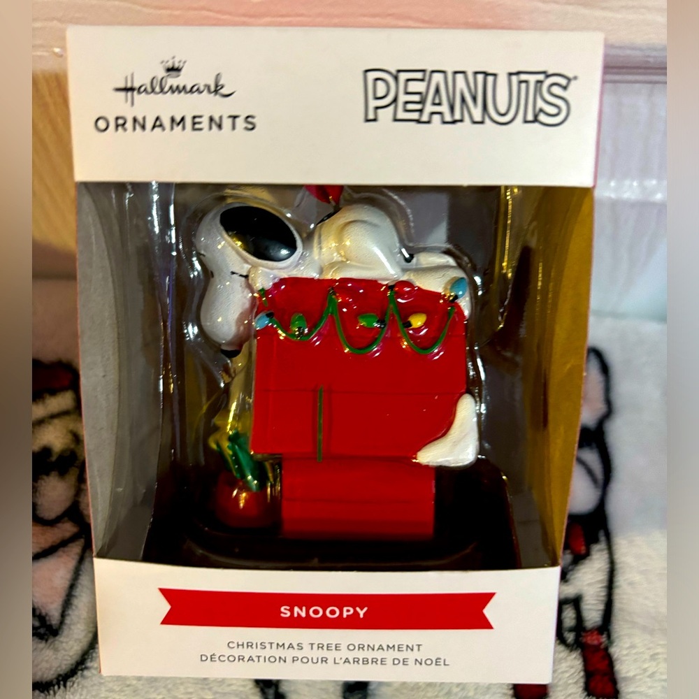 Peanuts snoopy on holiday doghouse hallmark ornament new.